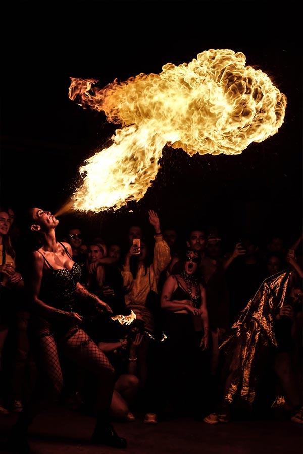 Spectacles cracheur et cracheuse de feu